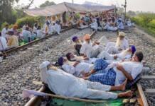 पंजाब में दर्जनों ट्रेन हुई रद्द, शुरू हुआ किसानों का ‘रेल रोको’ आंदोलन! पंजाब में दर्जनों ट्रेन हुई रद्द, शुरू हुआ किसानों का ‘रेल रोको’ आंदोलन!