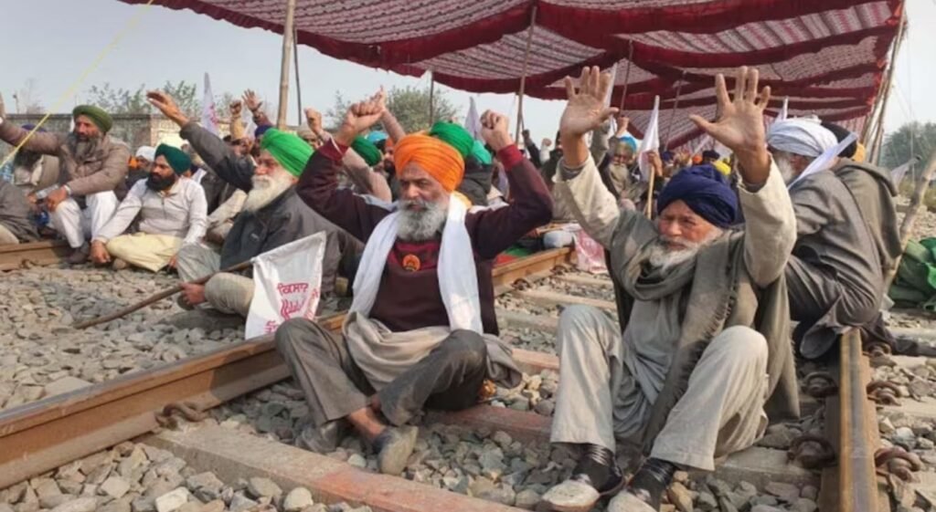 पंजाब में दर्जनों ट्रेन हुई रद्द, शुरू हुआ किसानों का ‘रेल रोको’ आंदोलन! पंजाब में दर्जनों ट्रेन हुई रद्द, शुरू हुआ किसानों का ‘रेल रोको’ आंदोलन!