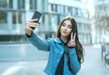 सेल्फी लेने से आपकी मेंटल हेल्थ पर पड़ सकता है नेगेटिव असर सेल्फी लेने से आपकी मेंटल हेल्थ पर पड़ सकता है नेगेटिव असर