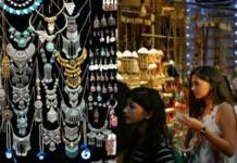 अगर आप भी है तरह-तरह की ज्वेलरी के शौकीन, तो इस जगह मिलती है सबसे सस्ती ज्वेलरी! अगर आप भी है तरह-तरह की ज्वेलरी के शौकीन, तो इस जगह मिलती है सबसे सस्ती ज्वेलरी!