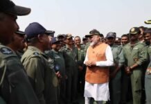 PM मोदी का खास अंदाज, वर्दी में पहुंचे एयरबेस और सैनिकों को दिया सरप्राइज PM मोदी का खास अंदाज, वर्दी में पहुंचे एयरबेस और सैनिकों को दिया सरप्राइज