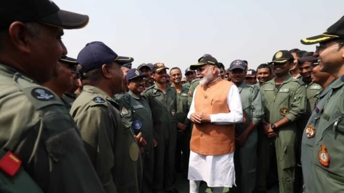 PM मोदी का खास अंदाज, वर्दी में पहुंचे एयरबेस और सैनिकों को दिया सरप्राइज