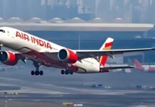 एयर इंडिया की फ्लाइट में मचा हड़कंप: हवा में तेज झटकों से गिरने लगे बैग, बाल-बाल बचे 171 यात्री एयर इंडिया की फ्लाइट में मचा हड़कंप: हवा में तेज झटकों से गिरने लगे बैग