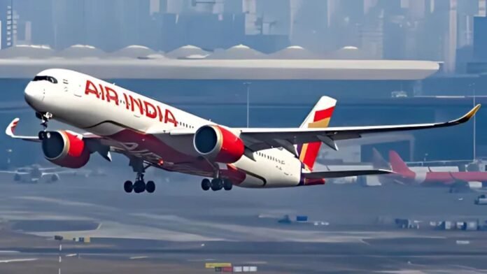 एयर इंडिया की फ्लाइट में मचा हड़कंप: हवा में तेज झटकों से गिरने लगे बैग
