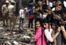 बेंगलुरु भगदड़: जश्न में मातम, पिता की चीत्कार—”मेरा एक ही बेटा था, उसके शरीर के टुकड़े मत करो बेंगलुरु भगदड़: जश्न में मातम, पिता की चीत्कार—"मेरा एक ही बेटा था