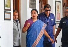 गर्मी में कोई प्यासा न रहे: सीएम रेखा गुप्ता ने दिल्ली में ‘वॉटर एटीएम’ योजना शुरू की सीएम रेखा गुप्ता ने दिल्ली में 'वॉटर एटीएम' योजना शुरू की