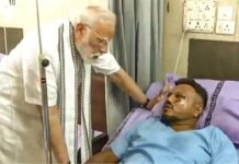 अहमदाबाद विमान हादसा: पीएम मोदी ने एकमात्र बचे यात्री रमेश विश्वास से की मुलाकात अहमदाबाद विमान हादसा: पीएम मोदी ने एकमात्र बचे यात्री रमेश विश्वास से की मुलाकात