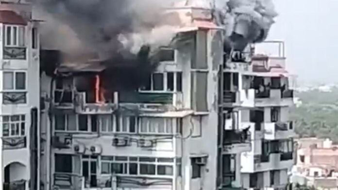 Delhi Fire: द्वारका के एक इमारत में लगी आग, पिता और दो बच्चों की दर्दनाक मौत