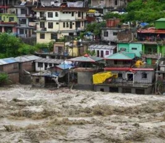 हिमाचल में बादल फटने से तबाही, अब तक 5 मौतें, कई लापता हिमाचल में बादल फटने से तबाही