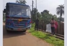 आज़ादी के बाद पहली बार गढ़चिरौली के इस गांव में पहुंची सरकारी बस, तिरंगा लहराकर किया स्वागत गढ़चिरौली के इस गांव में पहुंची सरकारी बस