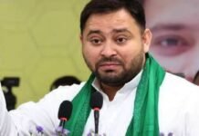 तेजस्वी यादव का दावा निकला झूठा, चुनाव आयोग ने जारी की वोटर लिस्ट में तेजस्वी का नाम तेजस्वी यादव