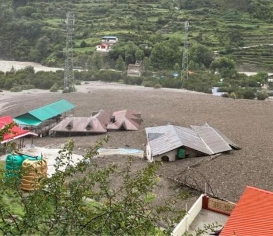 उत्तरकाशी में बादल फटने से मचा कहर, 25 होटल मलबे में दबे, सेना और NDRF ने संभाला मोर्चा उत्तरकाशी में बादल फटने से मचा कहर