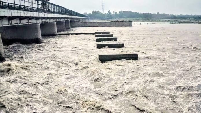 Delhi Yamuna Flood: खतरे के निशान से ऊपर पहुंचा यमुना का जलस्तर, प्रशासन अलर्ट