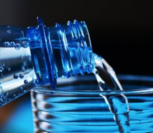 कैसे शुरू हुई बोतलबंद पानी की कहानी? प्राचीन मिट्टी के बर्तन से लेकर आधुनिक प्लास्टिक तक बोतलबंद पानी का इतिहास